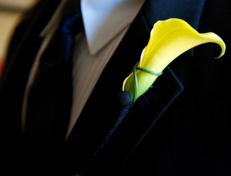 Știft galben de flori de cală pentru mire decor-floral-de-nunta-barbati-costum-albastru-inchis-calla-boutonniere-galben-om-inflorit