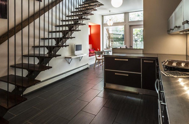 proiectează întreaga bucătărie în maro închis gresie-podea-bucatarie-moderna-neagra-scari-otel inoxidabil-iluminat