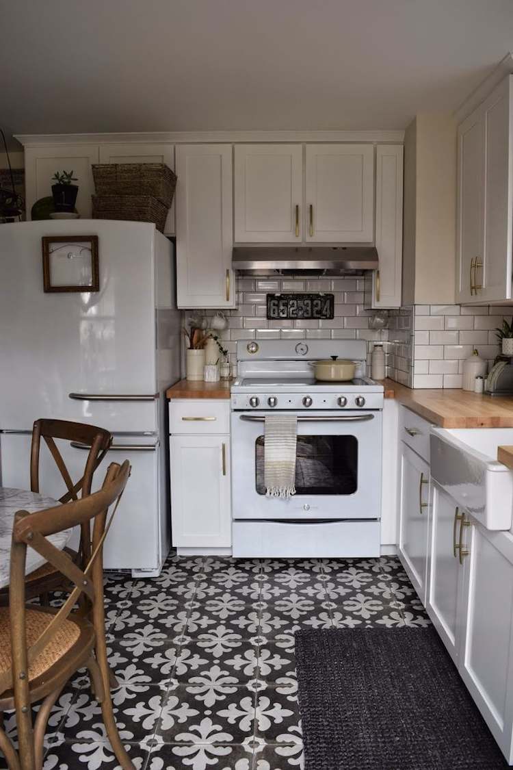 Bucătărie în stil rustic și plăci cu motive alb-negru gresie-podea-bucatarie-vintage-model-stil-rustic-negru-alb