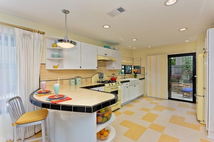 Coordonează forme și combinații de culori Gresie-bucatarie-blat-galben-bucatarie-usa-glisanta