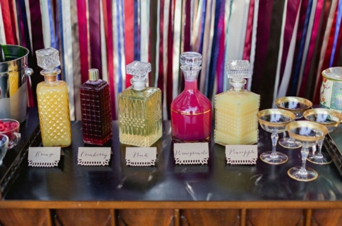 La Boheme Bridal Party au fost băuturi făcute din diferite fructe băutură mireasă petrecere fructe de pădure lichior pahare boem