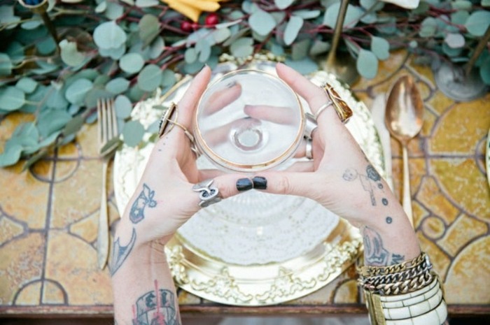 Vesela elegantă cu accente aurii a fost aleasă pentru petrecerea miresei petrecere boemă mireasă farfurie sticlă aur tatuaje brățări