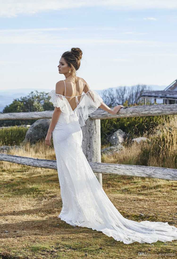 rochie-de-mireasa-boho-plajă-nuntă-romantică-volant-tren-coc