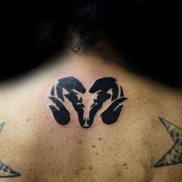 majhna Ram tetovaža na vratu za ženske