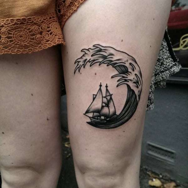 Bangų tatuiruotė su valtimi ant šlaunies moterims