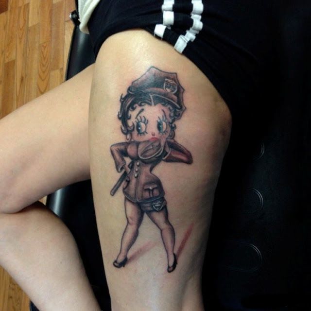 Tatouage sexy Betty boop sur la jambe pour les femmes