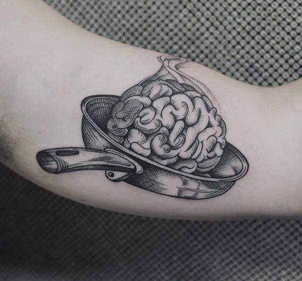 Tatuagem cerebral no bíceps para homens