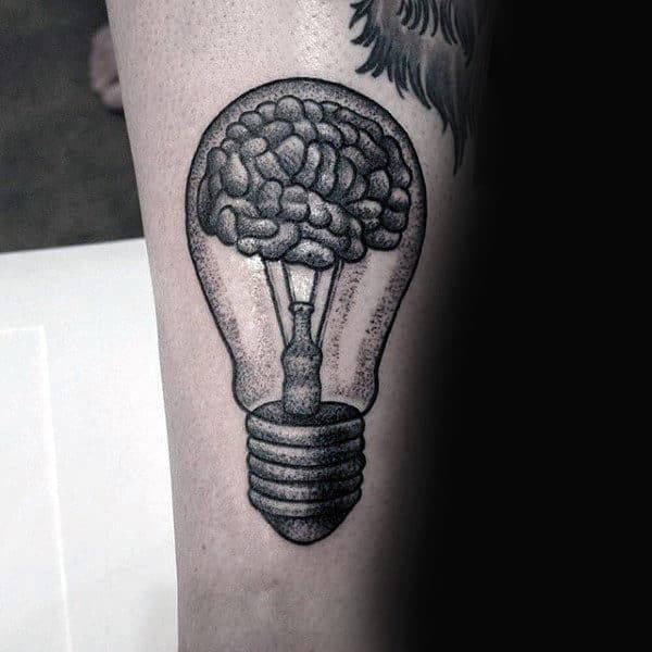 Tatuaggio a lampadina con cervello per uomo