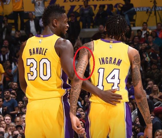 Citat na njegovem levem bicepsu- tetovaža Brandona Ingrama