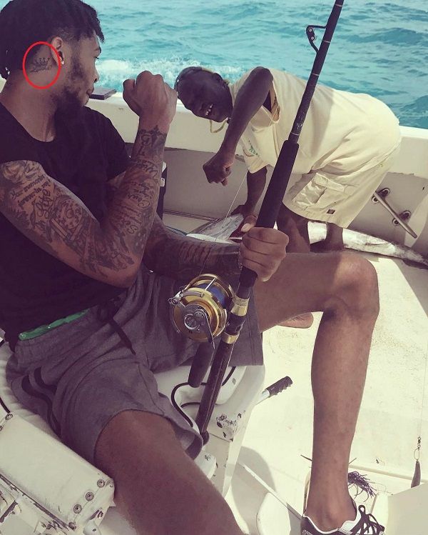 Krona za ušesom- tetovaža Brandon ingram