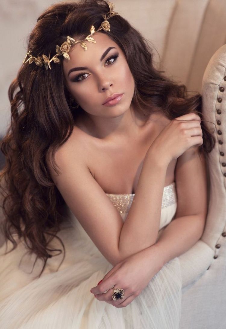 Coafură de mireasă cu o coroană de aur coafuri-de-mireasa-pentru-coroana-de-par-lunga-culoare-aurie-accesorii-par-idee