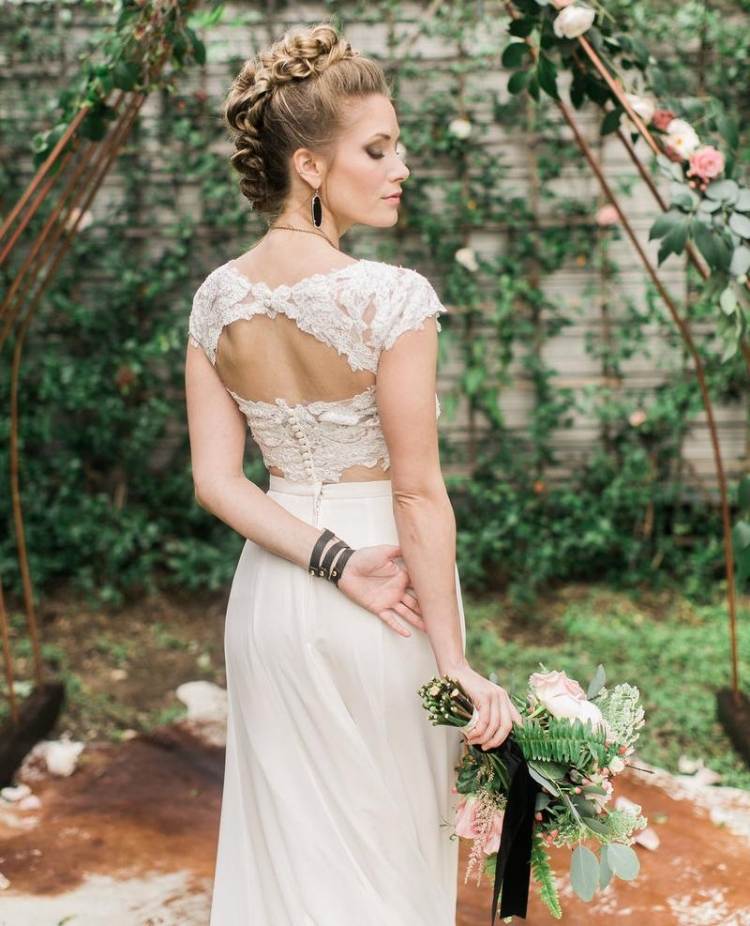 coafura de mireasa complicata pentru coama lunga si o rochie din dantela fara spate coafuri de mireasa-par lung-updos-wrap-rochie-dantela-fara spate