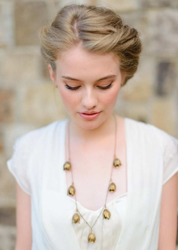 coafură vintage clasică, simplă - updo legată la ceafă coafuri-de-mireasă-păr-lung-vintage-updo-gât-lateral despărțire