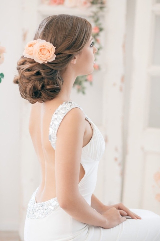 coafura de vara pentru o nunta romantica cu floare de tesatura coafura-estivala-pentru-nunta-romantica-cu-floare