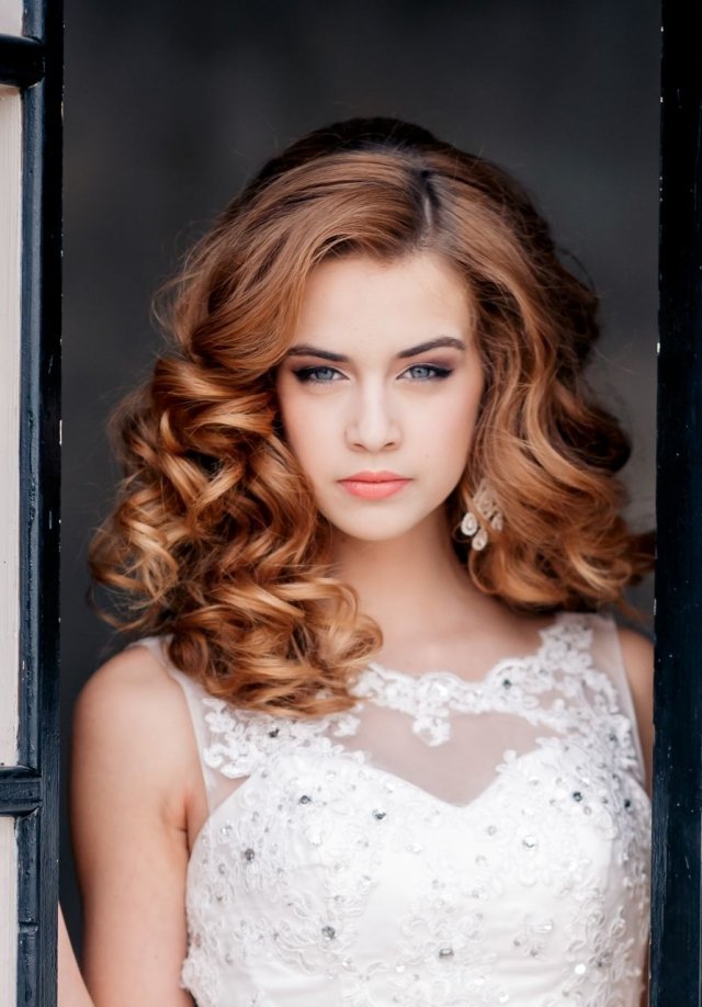 coafuri de mireasă voluminoase-idei de curl seducătoare pentru părul lung Coafură de mireasă-bucle-voluminoase-idei-păr lung