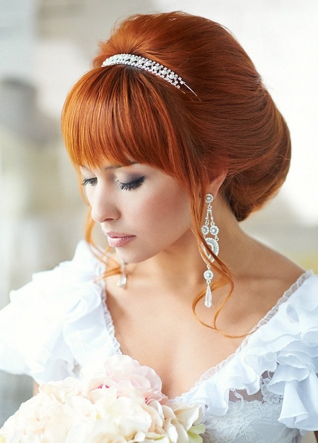 Coafura de nuntă cu breton și diademă tachinată pe vârful capului Coafură cu ponei-cu-bandă-de-perle-tachinată-pe-cap