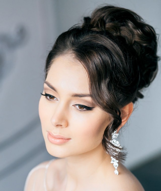 Coafuri de mireasă cu un coc mare pe vârful capului și o suvită de păr Coafuri de mireasă-păr lung-clasic-cu-un-coc-mare-șuviță-păr-casual