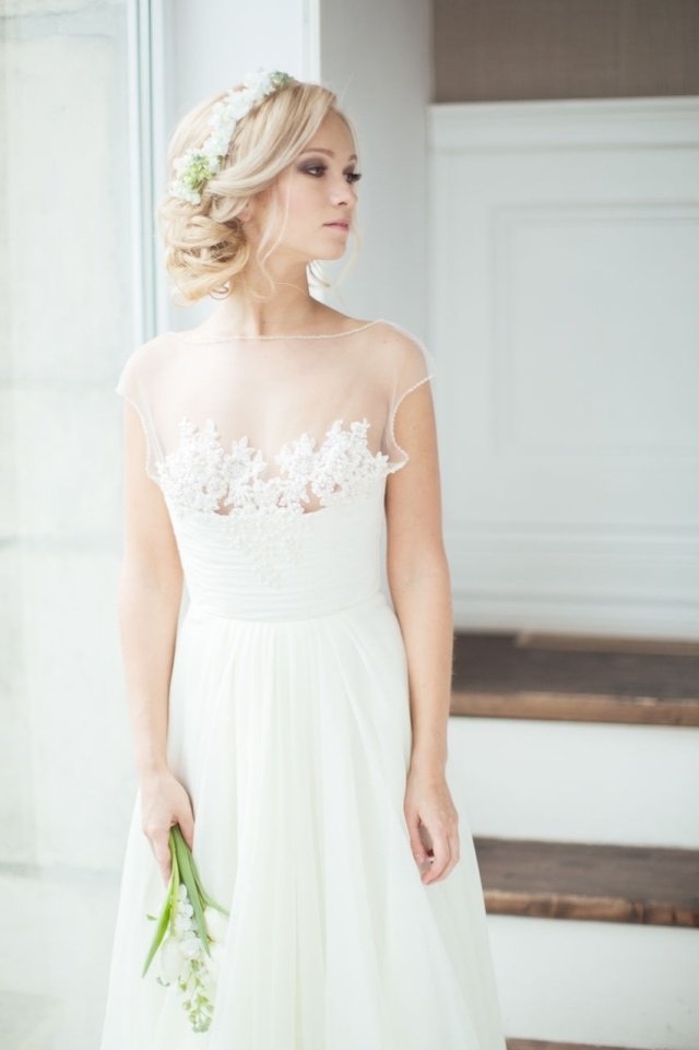 păr liber cu un nod superior pe partea din spate a capului - bandă pentru flori Coafură de mireasă-purta-ușor-pur și simplu-cu-flori-benzi de păr