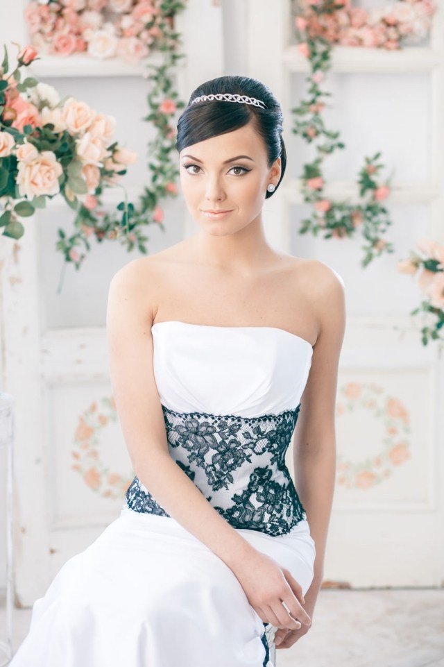 coafura de mireasa-strict eleganta cu diadema si breton lateral coafura-de-mireasa-strict-cu-breton-lateral-diadema