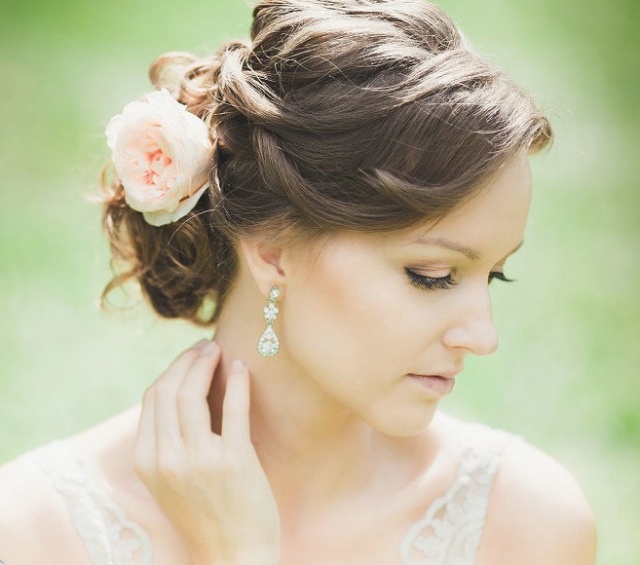 coafura de nunta estivala - coafura casual cu piele cu flori de tesatura Casual-updo-cu-țesături-de-flori-subțiri-idei-de-nuntă