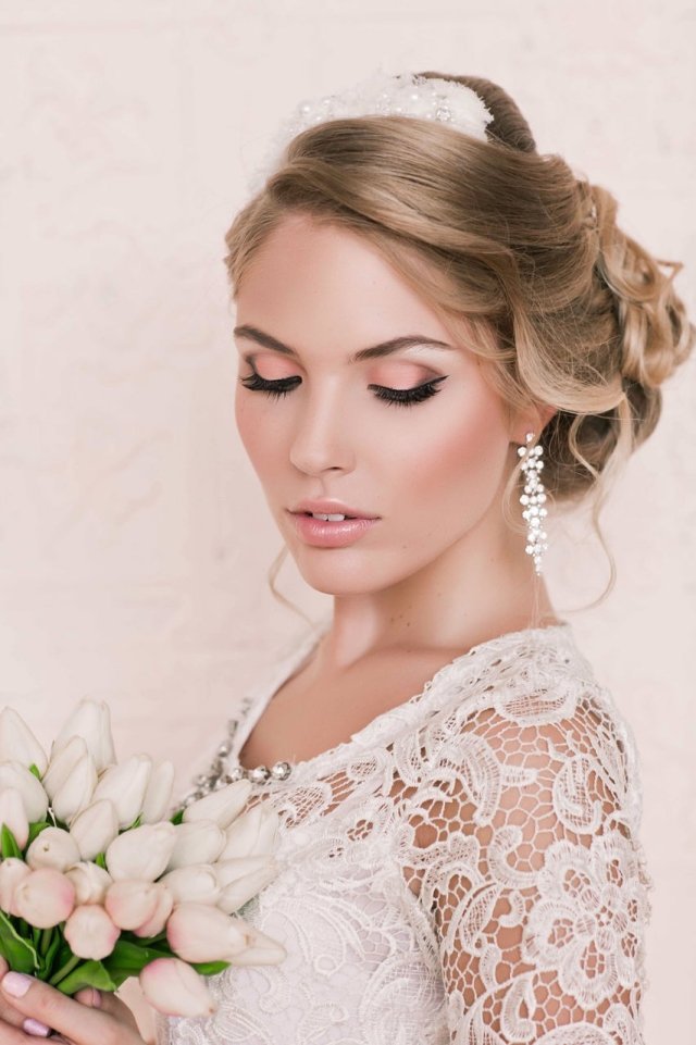 Coafură Updo cu diademă jucăușă și romantică pentru nuntă idei-jucăuș-updo-teen-pentru-stiluri-de-nuntă