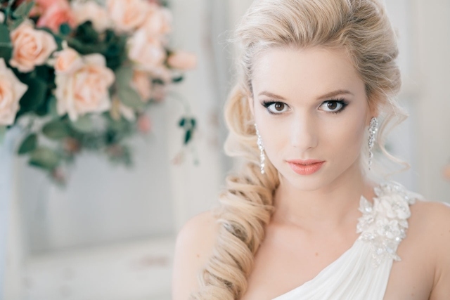 Idei răsucite-purtate-lateral-coafură pentru păr lung pentru nuntă Împletitură de șiret-purtată-lateral-coafuri-păr-lung