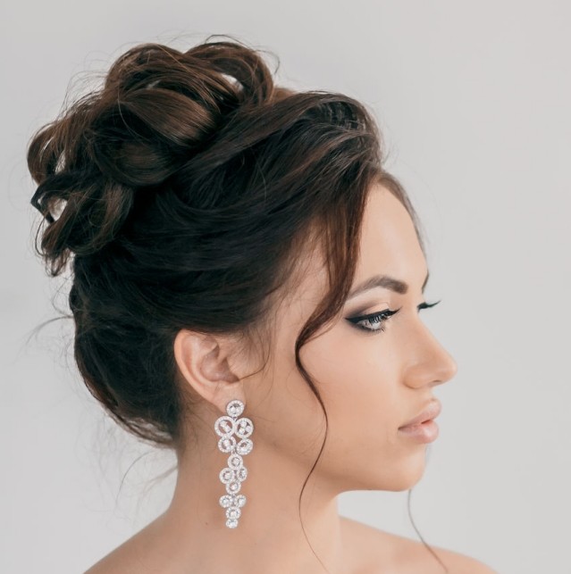 Un topknot fixat - coafură de mireasă - cercei elaborate Coafură de mireasă-păr-elaborat-fixat-în sus-șuviță
