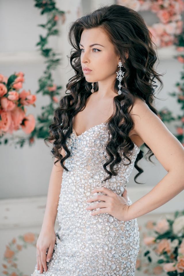 Purtarea părului voluminos - ondulat sau creț - deschis par lung-voluminos-elegant-bucle-moda-miresei