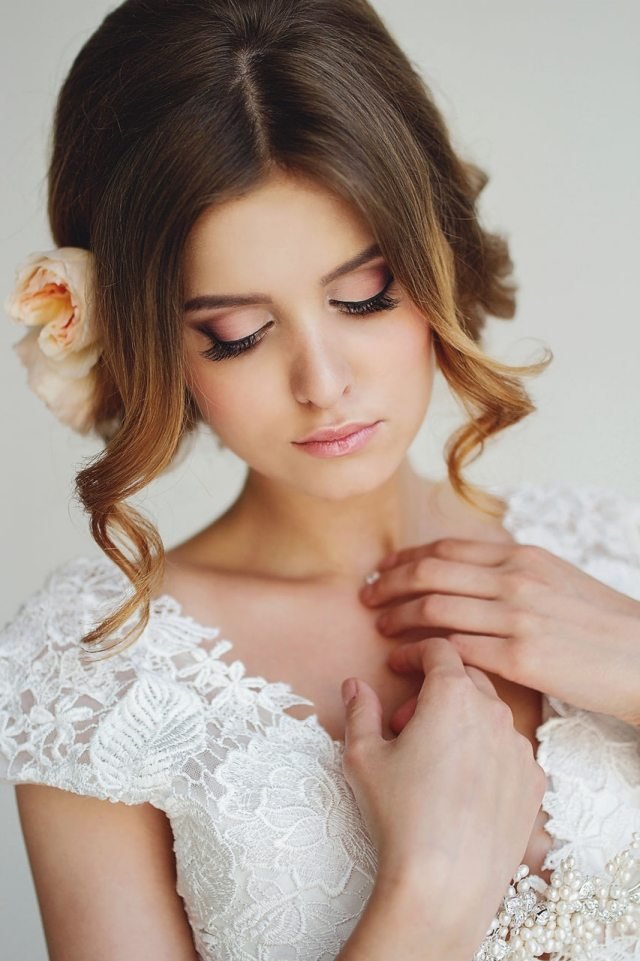 Vintage updo cu o suvită de păr liber Updo cu flori de păr - șuviță casual de păr răsucite