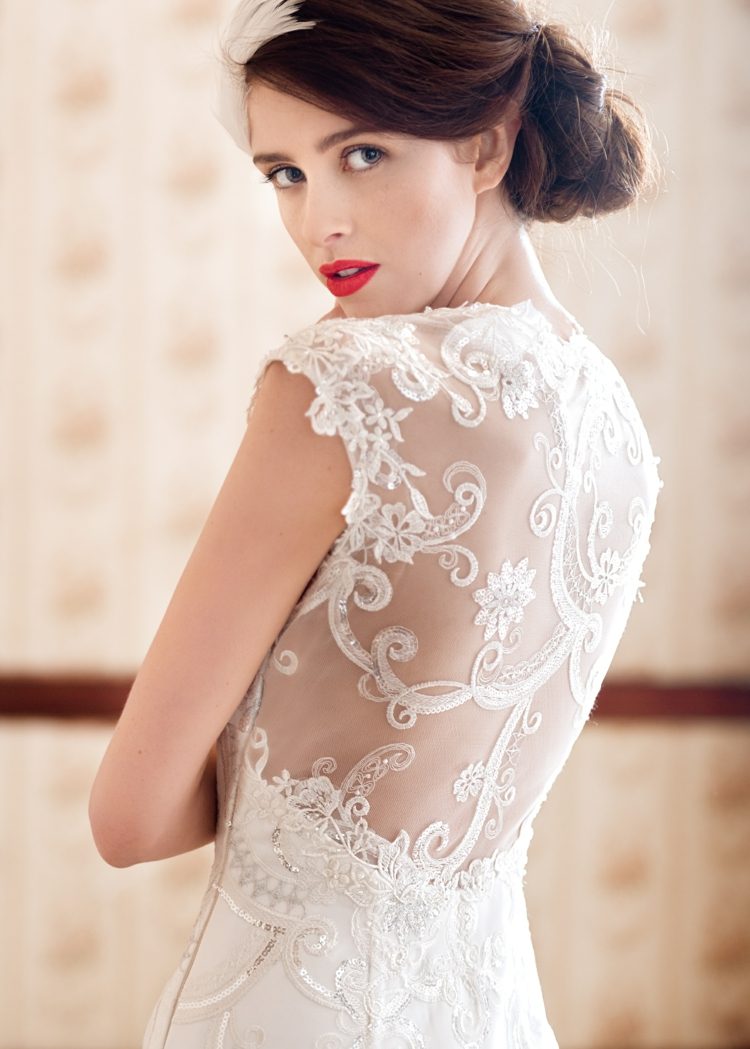 rochie de mireasa design spate maneca dantela updo