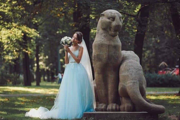 Rochia de mireasă albastră are un aspect foarte romantic moda mireasa colectie katya rochie de mireasa albastru deschis