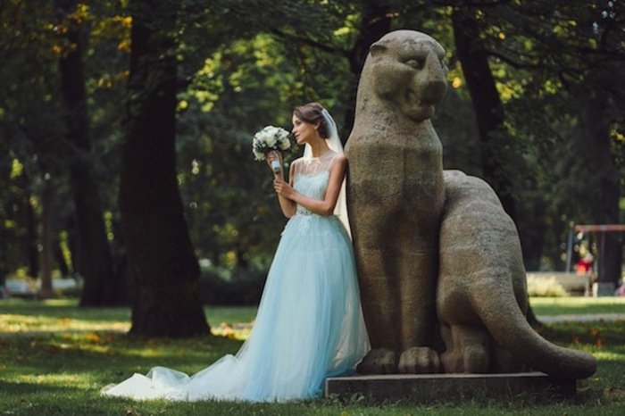 Designul rochiei de mireasă în albastru provine de la Katya Katya Shehurina rochie de mireasa buchet doamne albastru deschis romantic