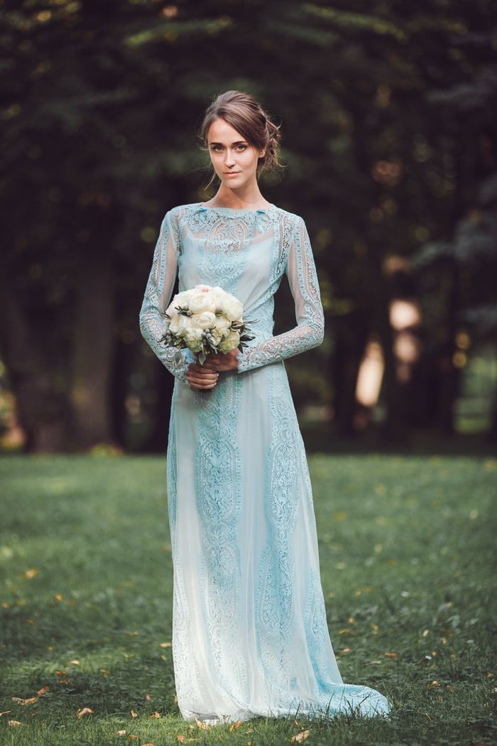 O rochie de mireasă cu mânecă lungă în albastru din colecția 2015 rochii de mireasa in albastru flori delicate lunca updo