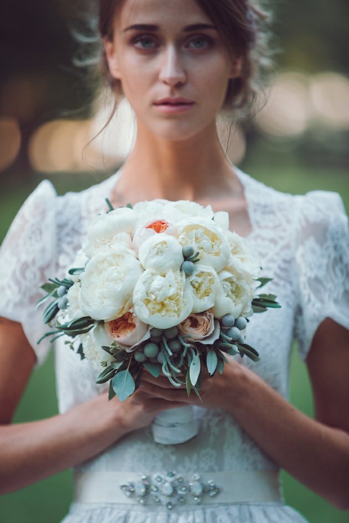 Vă puteți juca cu culori în rochiile de mireasă ale lui Katya Katya Shehurina rochie de mireasa buchet mireasa maneca dantela design katya alb