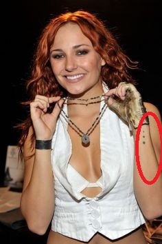 Tatuagem de pulso de Briana Evigan