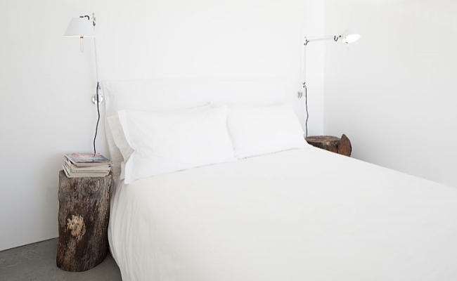 Vilă minimalistă, albă, cu detalii rustice, pe plajă Design interior interior minimalist rustic-detalii-vila-cu-dormitor alb