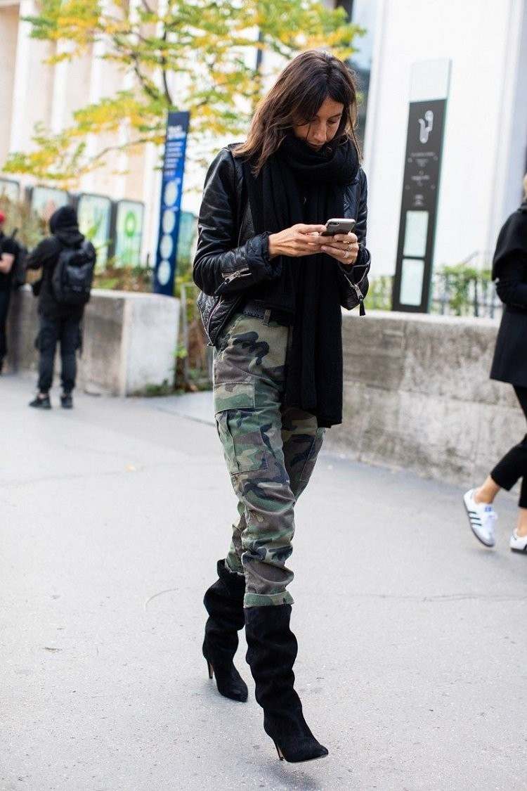 Combinând pantaloni cargo de moda în stil militar