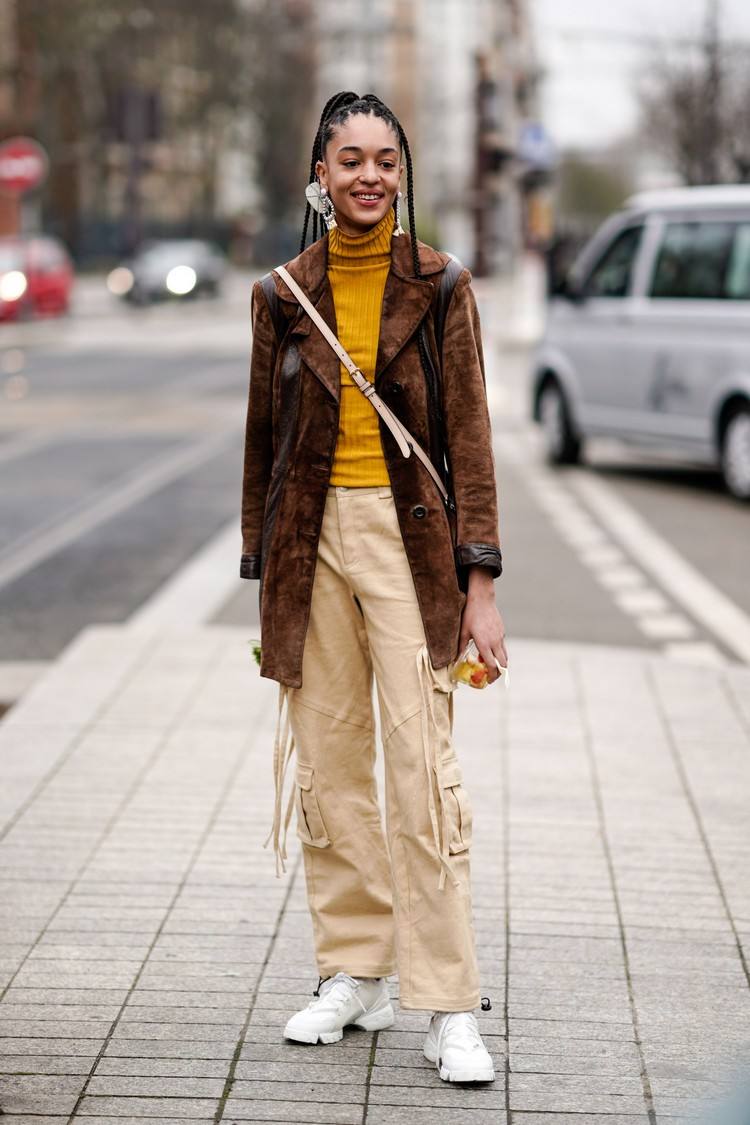 Tendințe pantaloni femei primăvară 2021 combină pantaloni cargo