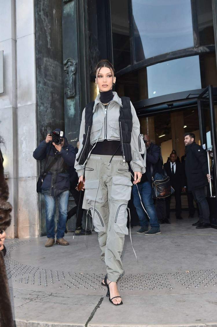 Ținutele Bela Hadid combină pantaloni cargo