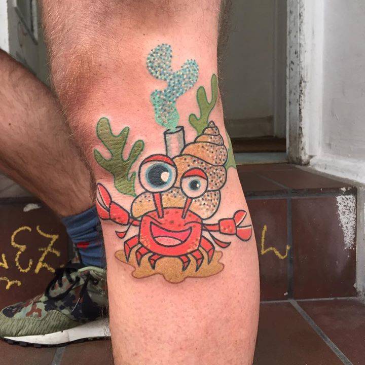 Tatuaggio di granchio cartone animato sulla gamba