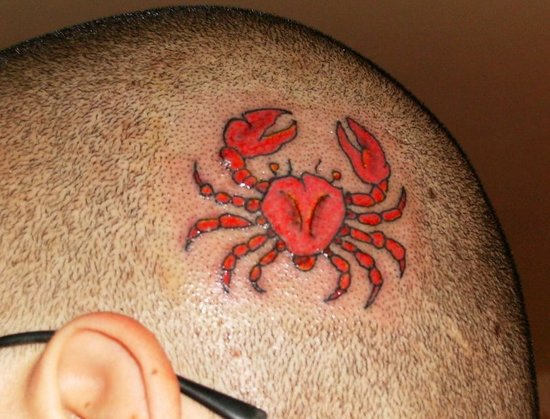 Maža krabų tatuiruotė ant galvos