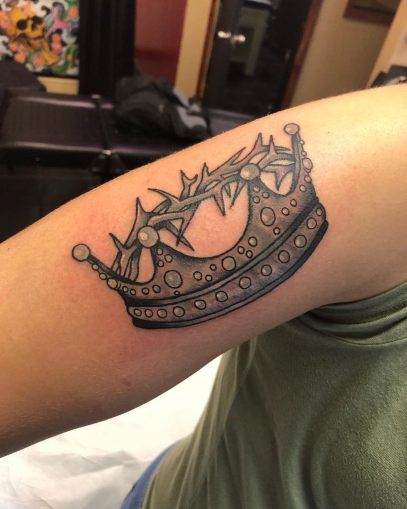 Tatouage de la couronne à portée de main pour les femmes
