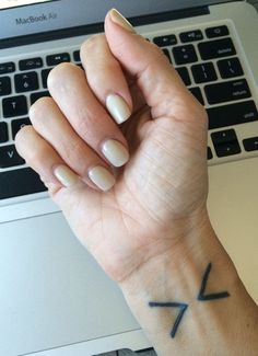 Catt Sadler Tetovaža na ručnom zglobu