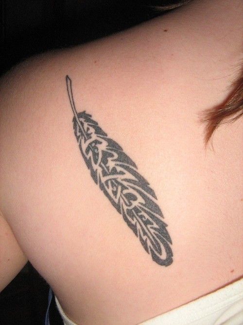 Ženska tetovaža s keltskim perjem