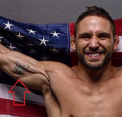 Chand Mendes tatuaggio bicipite braccio destro