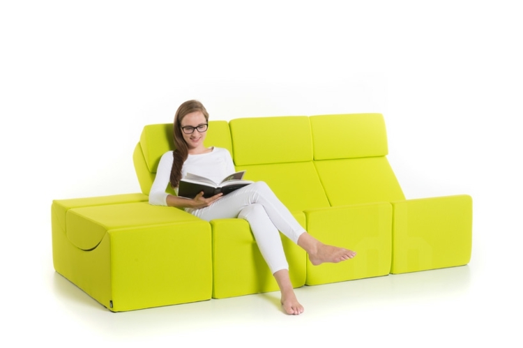Mai multe șezlonguri pot forma o canapea cu o măsuță laterală șezlong lung design canapea idee masă laterală culoare verde