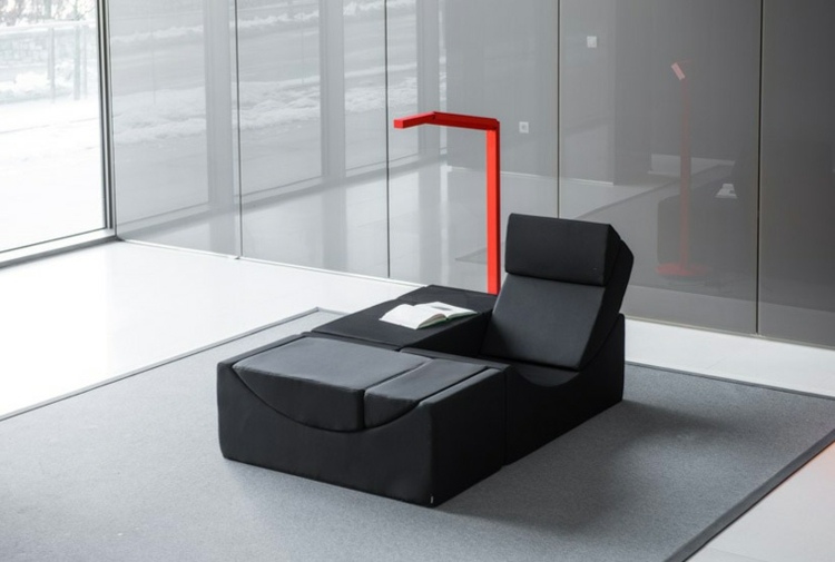 Designul șezlongului în negru într-un birou șezlong design negru mobilier de birou lampă roșie
