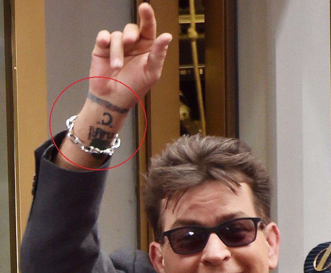Tatuaggio al polso destro di Charlie Sheen