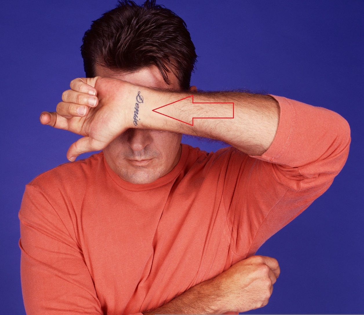 Tatuaggio al polso sinistro di Charlie Sheen