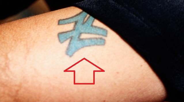 Tatuaggio YN sul braccio sinistro di Charlie Sheen